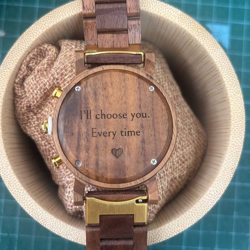 חריטה באנגלית על גב שעון עץ: I'll choose you. Every time